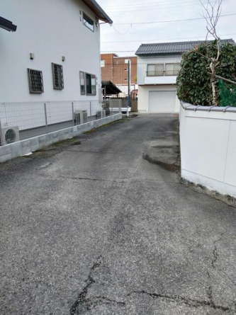 駐車場から進入路を眺めた写真です♪
