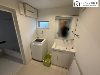 大きな三面鏡付きの洗面台で毎日の身だしなみもばっちりですね。