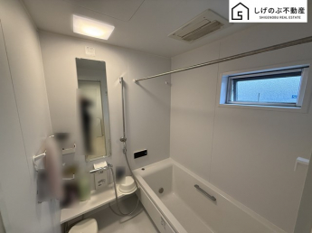 窓付きのバスルームは、明るく換気環境も良好。日中の入浴も気持ちよくお使い頂けそうです。