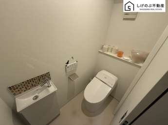 こちらは温水洗浄便座付きです。