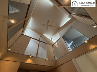 太陽の自然な光が差し込む明るい室内。