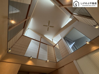 太陽の自然な光が差し込む明るい室内。