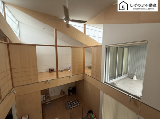 採光良好な明るい室内。木の温もりがやさしいフローリングは安らぎをもたらすプライベート空間。