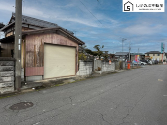 約92坪
平坦
解体更地渡し
徒歩圏内にスーパーやコンビニエンスストアが充実しているので買い物にとても便利です♪
自分らしいスタイルの暮らしを自由設計で一緒に作りませんか？