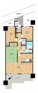 南東向きで明るいLDK。通路側のお部屋も吹き抜けを介していますのでプライバシー＆セキュリティが守られています。◎鍵は当社にあるのでスムーズに内覧出来ます