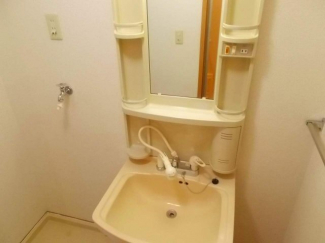 明るい洗面所です