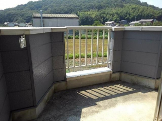 外からの目が気にならないバルコニーで洗濯物が干せます