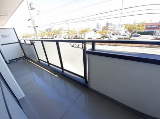 暖かな日差しのふりそそぐバルコニー