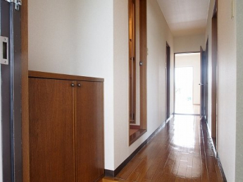 収納もある玄関です