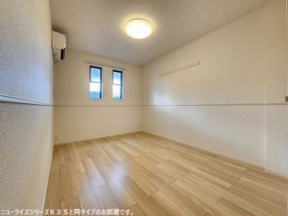 明るい色調の室内です