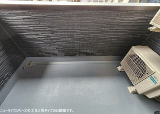 暖かな日差しのふりそそぐバルコニー