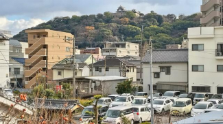 松山城が見えます。