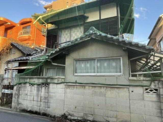 対象不動産を西側から撮影した写真です。