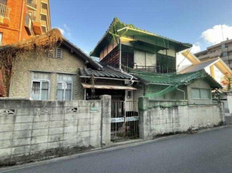 対象不動産を西側から撮影した写真です。