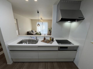 お料理、洗い物中もリビングを見渡せるので小さいお子様がいる家