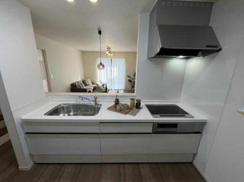 お料理、洗い物中もリビングを見渡せるので小さいお子様がいる家