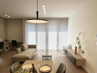 大開口の窓を設けて、日中は採光が取りやすく明るい雰囲気に。