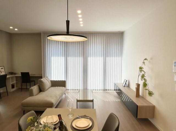 大開口の窓を設けて、日中は採光が取りやすく明るい雰囲気に。