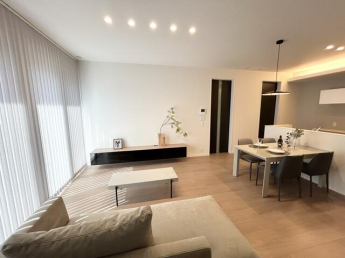 天井も高さ２．７ｍあり解放感のある空間を演出。