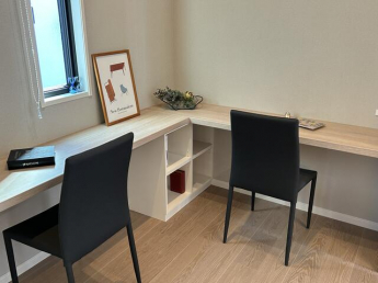 カウンターでお子様の勉強や家族の趣味のスペースとしてパソコン