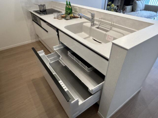 並んで料理ができる広さに、十分な収納を確保。