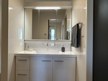 １２００幅で３面鏡の洗面でゆったりした空間を演出