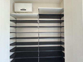 シューズクローク　ご家族全員で約５０足が収納できる、十分な収