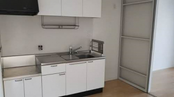 少し大きめのキッチンです。※中部屋のキッチンの写真です。実際には小窓があります。