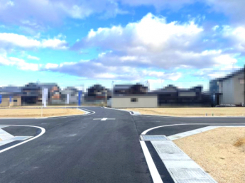 【前面道路含む現地写真】