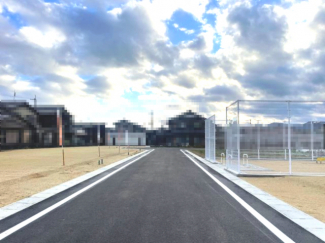 【前面道路含む現地写真】