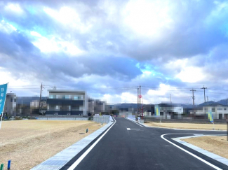 【前面道路含む現地写真】