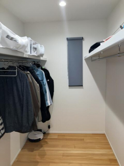 主寝室のウォークインクローゼット