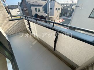 暖かな日差しのふりそそぐバルコニー