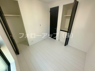 スタンダードな洋室です