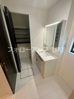 独立洗面化粧台が付いています