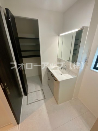 独立洗面化粧台が付いています