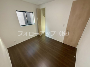 落ち着いた色調の洋室です