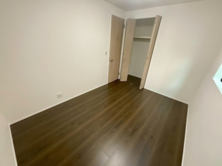 落ち着いた色調の洋室です