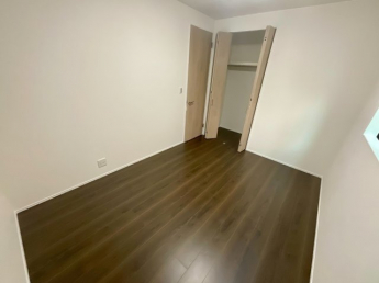 落ち着いた色調の洋室です