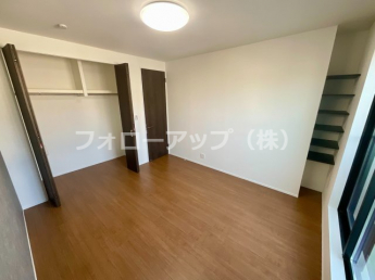 明るい洋室です