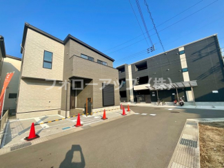 前面道路含む現地写真です