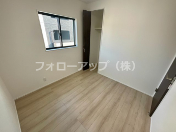 使い勝手のいい洋室です