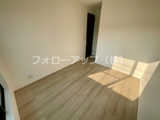 落ち着いた色調の洋室です