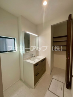 独立洗面台、小物を置くことができて便利です