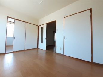 明るい色調の室内です