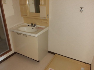 ゆったりとスペースのある洗面所