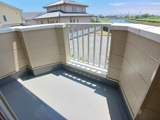 バルコニーからの眺めを楽しみながら食事をしませんか