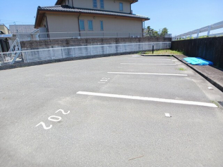 車をお持ちの方に嬉しい駐車場付きの物件です