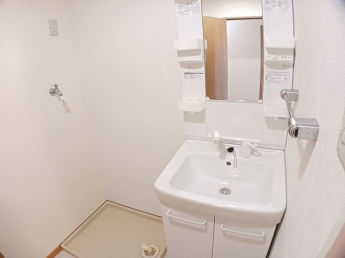 ゆったりとスペースのある洗面所