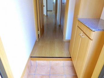 収納もある玄関です